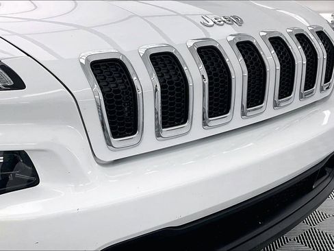 Used 2018 Jeep Cherokee Latitude Plus w/ Cold Weather Group AWD/4WD image 28