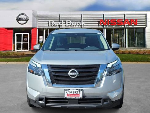 Used 2024 Nissan Pathfinder SV AWD/4WD image 2