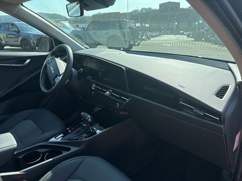 New 2025 Kia Niro EX Touring image 15