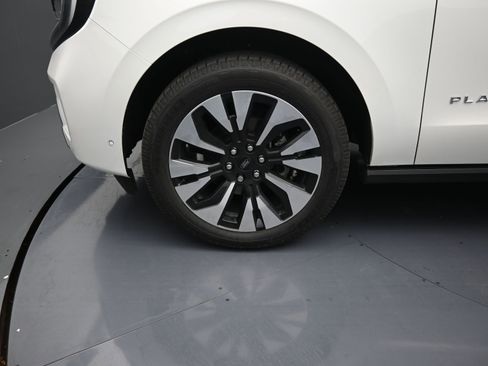 Used 2025 Ford Expedition Platinum w/ Driver's Package image 10