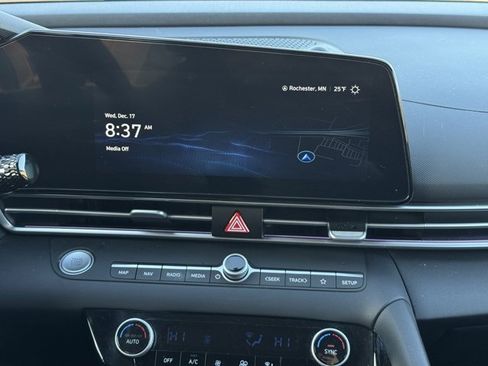 Used 2024 Hyundai Elantra SEL w/ Convenience Package image 3