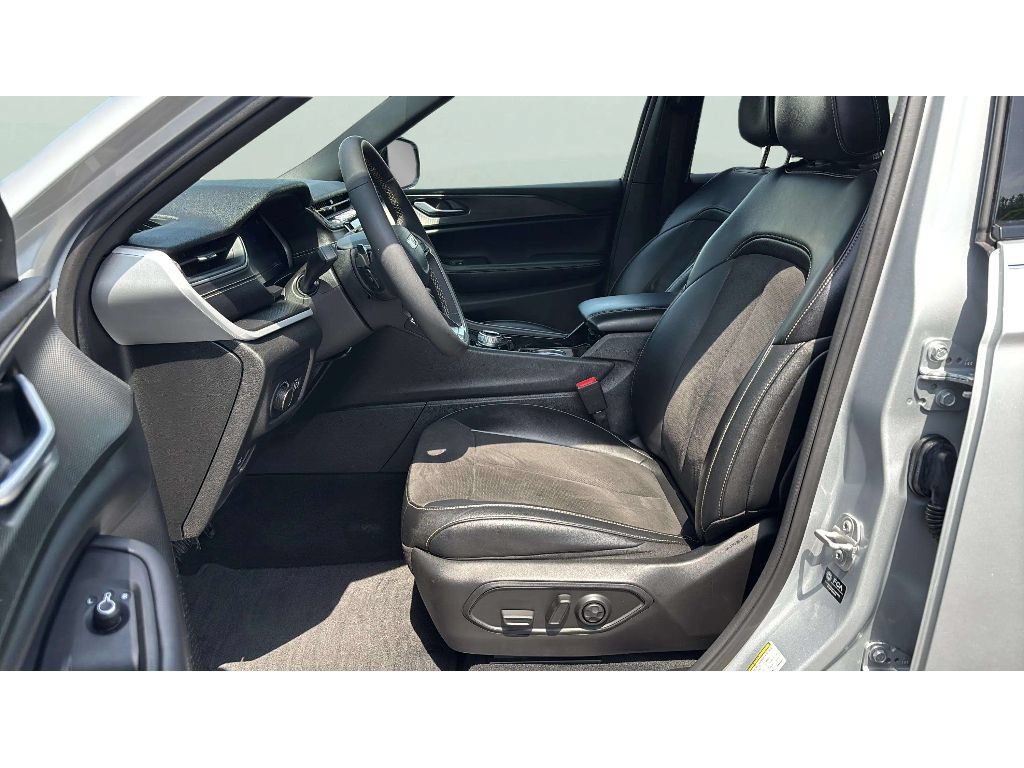 Used 2023 Jeep Grand Cherokee Altitude AWD/4WD image 10