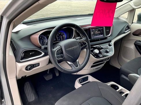 Used 2024 Chrysler Voyager LX image 7