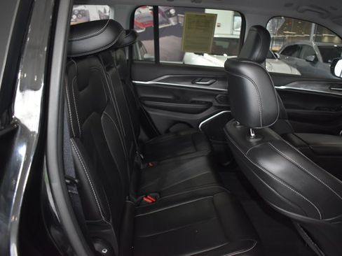 Used 2023 Jeep Grand Cherokee Limited w/ Black Appearance Package AWD/4WD image 16