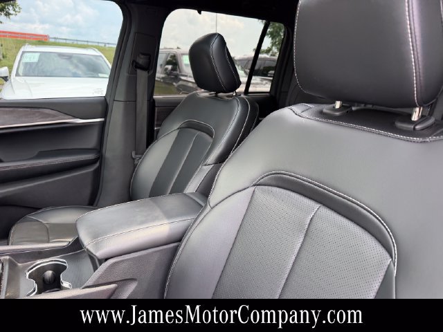 Used 2025 Jeep Grand Cherokee Limited w/ Luxury Tech Group II AWD/4WD image 16