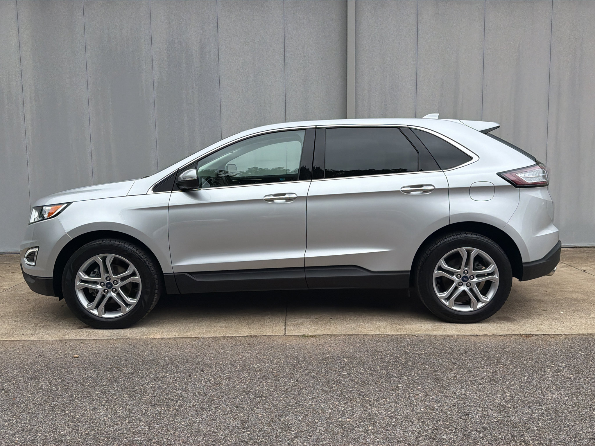 Used 2018 Ford Edge Titanium w/ Equipment Group 301A FWD image 6