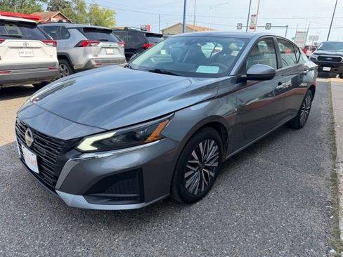 Used 2023 Nissan Altima 2.5 SV w/ SV Premium Package AWD/4WD image 3