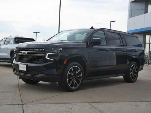 Used 2022 Chevrolet Suburban RST w/ Luxury Package AWD/4WD image 3