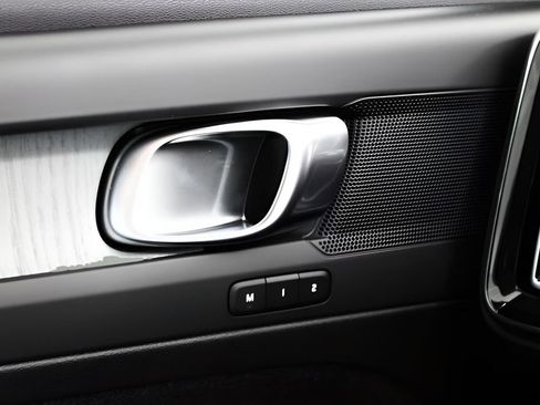 New 2025 Volvo XC40 B5 Core w/ Protection Package Premier image 18