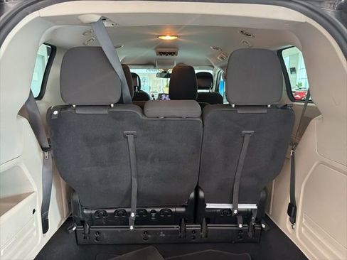 Used 2018 Dodge Grand Caravan SE image 25