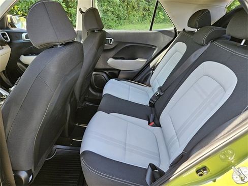 Used 2023 Hyundai Venue SEL image 9