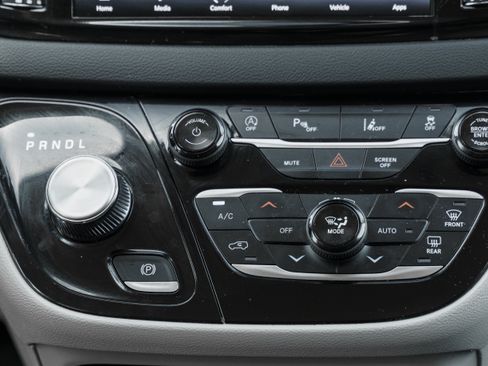 Used 2024 Chrysler Pacifica Touring-L FWD image 12