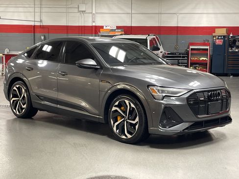 Used 2022 Audi e-tron Premium Plus w/ Premium Plus Package image 2
