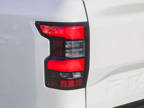 Used 2025 Nissan Frontier SV RWD image 9