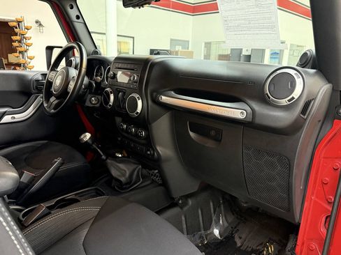 Used 2014 Jeep Wrangler Rubicon w/ Power Convenience Group AWD/4WD image 14