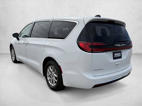 Used 2024 Chrysler Pacifica Touring-L FWD image 8