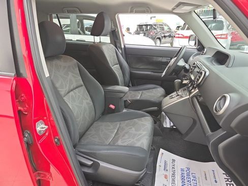 Used 2015 Scion xB FWD image 8