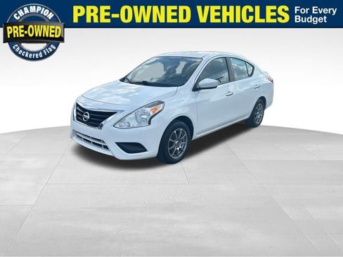Used 2016 Nissan Versa SV image 1