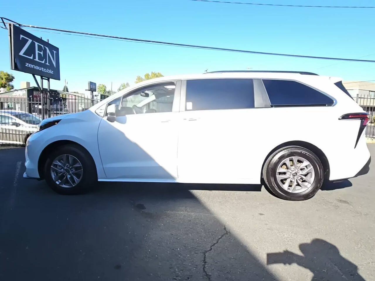 Used 2025 Toyota Sienna XLE w/ XLE Plus Package FWD image 3