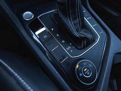 Used 2021 Volkswagen Tiguan SE w/ Panoramic Sunroof Package image 18