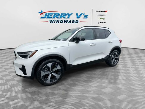 Used 2024 Volvo XC40 B5 Core image 4