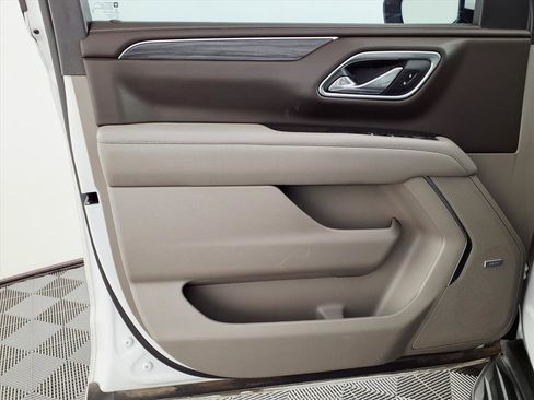 Used 2021 GMC Yukon XL SLT w/ SLT Premium Package image 17