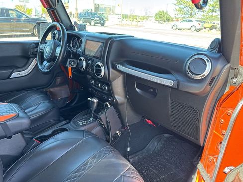 Used 2014 Jeep Wrangler Unlimited Rubicon w/ Connectivity Group AWD/4WD image 20