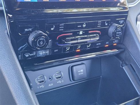 New 2025 Jeep Grand Cherokee Limited w/ Black Appearance Package image 13