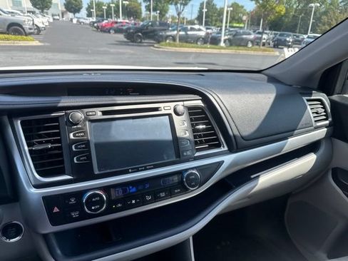 Used 2017 Toyota Highlander XLE FWD image 13