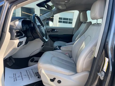 Used 2021 Chrysler Pacifica Touring-L FWD image 19