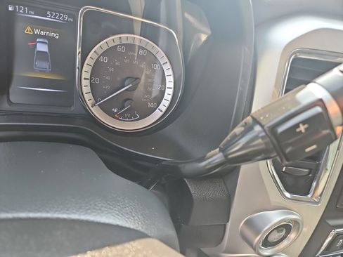 Used 2017 Nissan Titan SV AWD/4WD image 24