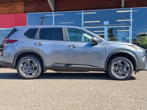 Used 2025 Nissan Rogue SV FWD image 3