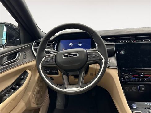 Used 2024 Jeep Grand Cherokee Limited w/ Black Appearance Package image 12