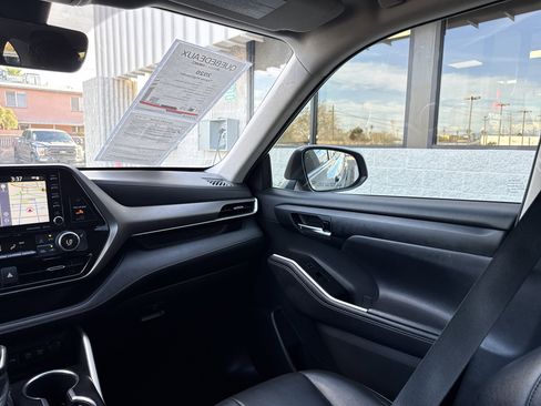 Used 2020 Toyota Highlander XLE image 17