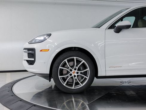 Certified 2026 Porsche Cayenne AWD/4WD image 10