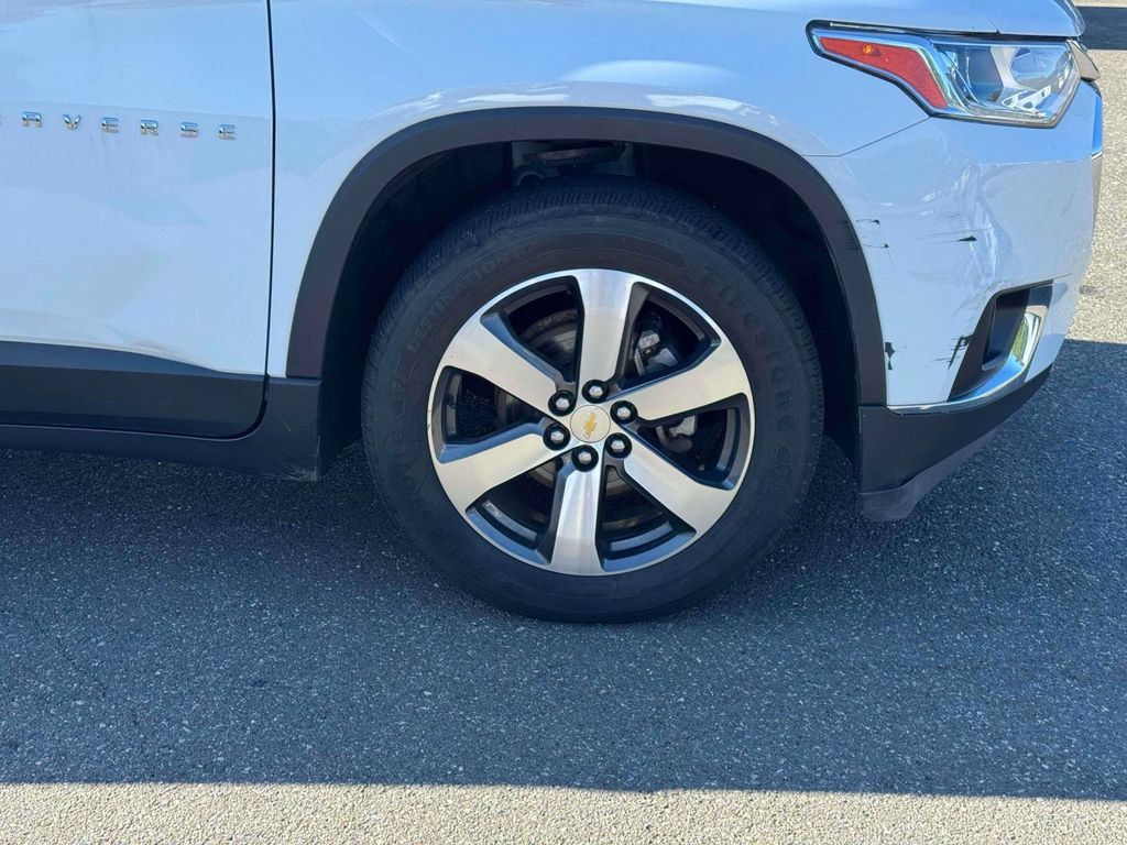 Used 2020 Chevrolet Traverse LT w/ LT Premium Package AWD/4WD image 9