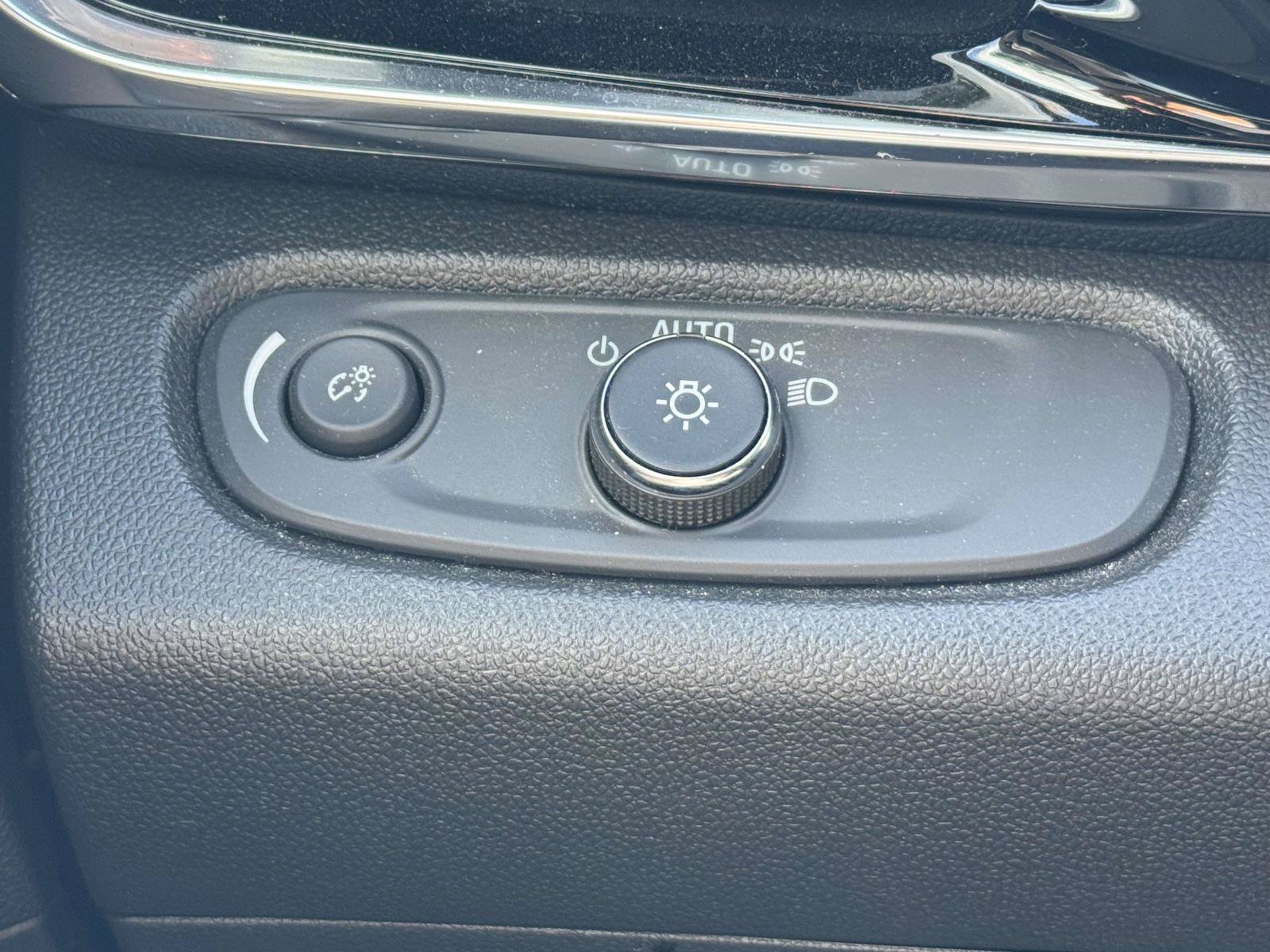 Used 2024 Buick Envista Sport Touring w/ Convenience I Package FWD image 21