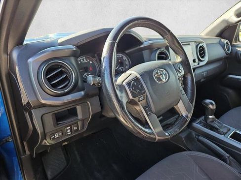 Used 2018 Toyota Tacoma TRD Sport w/ Technology Package image 9