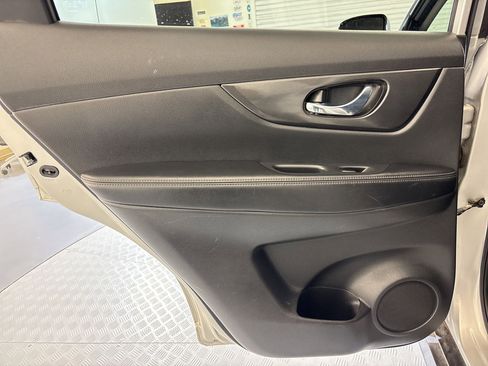 Used 2017 Nissan Rogue SV FWD image 30