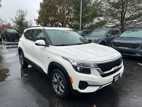 Used 2023 Kia Seltos EX image 3