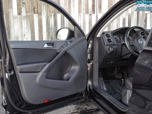 Used 2017 Volkswagen Tiguan S image 10