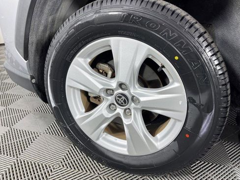 Used 2021 Toyota RAV4 XLE w/ Convenience Package FWD image 10