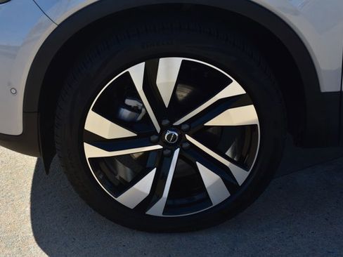 Used 2025 Volvo XC40 B5 Plus image 11