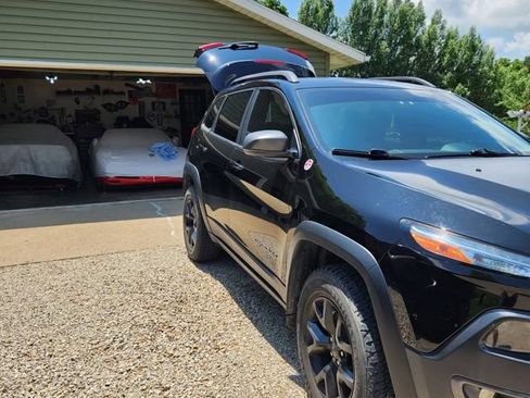 Used 2017 Jeep Cherokee Trailhawk w/ Comfort/Convenience Group AWD/4WD image 1