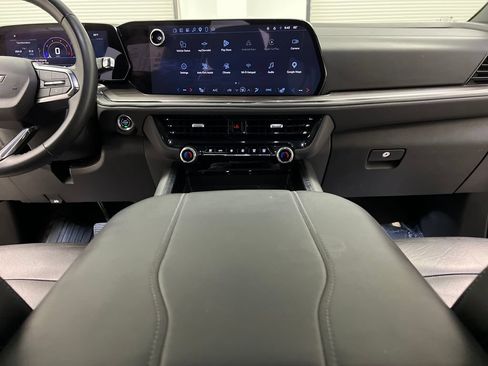 Used 2025 Chevrolet Suburban LT RWD image 48