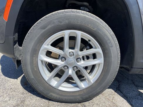 Used 2023 Jeep Grand Cherokee Laredo AWD/4WD image 41