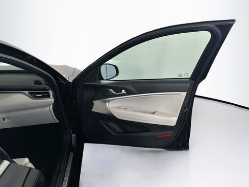 Used 2025 Genesis G70 2.5T RWD image 33