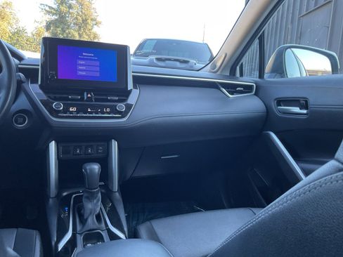 Used 2023 Toyota Corolla Cross XLE w/ Convenience Package image 11
