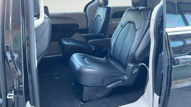 Used 2024 Chrysler Pacifica Touring-L FWD image 20