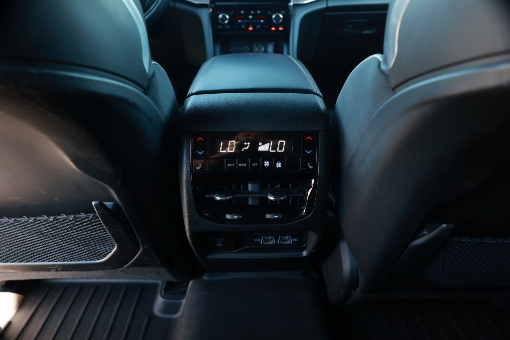 Used 2023 Jeep Grand Cherokee Summit w/ Luxury Tech Group V AWD/4WD image 37